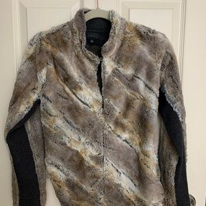 Lightweight zip up fur jacket…..EUC…..size XS